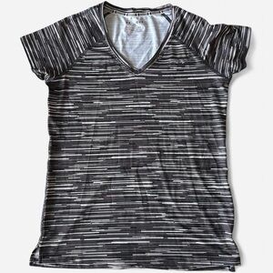 Under Armour HeatGear Tee – Size M- Cool, Sleek & Ready to Move!